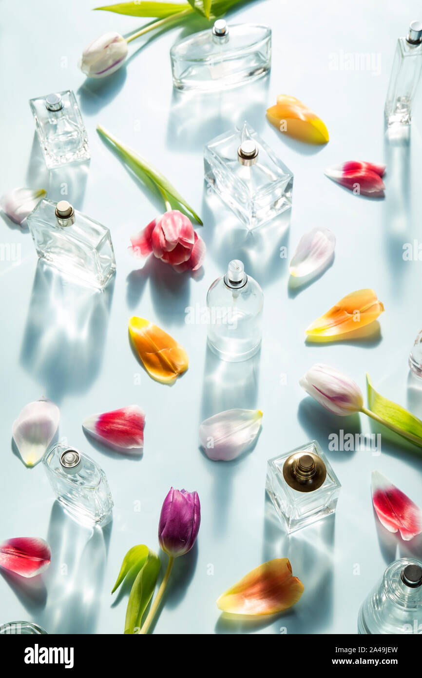Bottiglie di profumo con la molla i tulipani Foto Stock