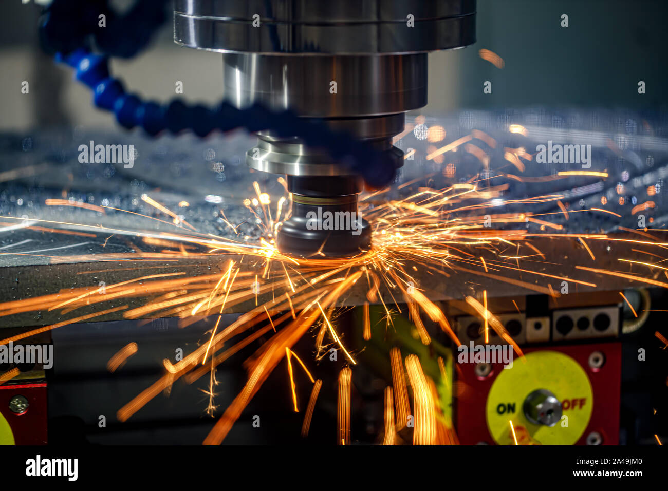 La lavorazione dei metalli Torni a CNC di macchina di fresatura. Il taglio di metallo moderna tecnologia di elaborazione. La macinatura è il processo di lavorazione tramite le unità di taglio rotanti per rimuovere Foto Stock