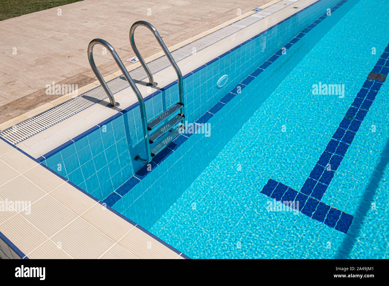 Maniglioni in scaletta la piscina Foto Stock