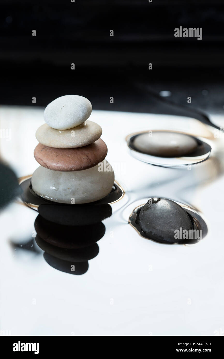 Zen stack di ciottoli in acqua Foto Stock