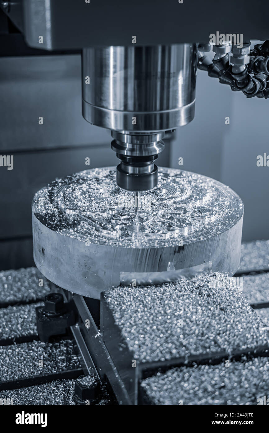 La lavorazione dei metalli Torni a CNC di macchina di fresatura. Il taglio di metallo moderna tecnologia di elaborazione. La macinatura è il processo di lavorazione tramite le unità di taglio rotanti per rimuovere Foto Stock