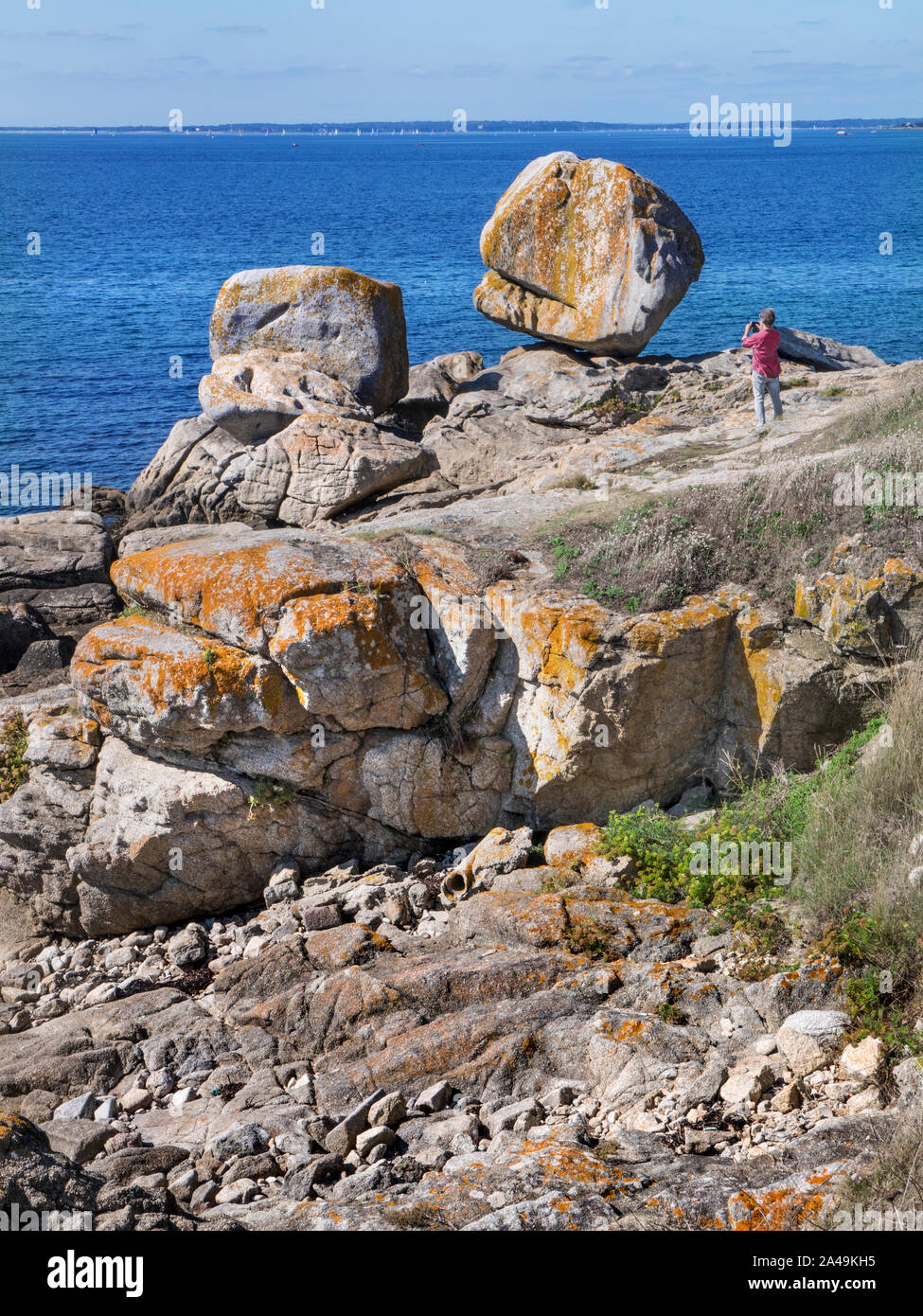 Rocce Trevignon Pointe de Trevignon fotografo cattura straordinaria costiera di bilanciamento rock formazione sull Oceano Atlantico Finistere Bretagna Francia Foto Stock