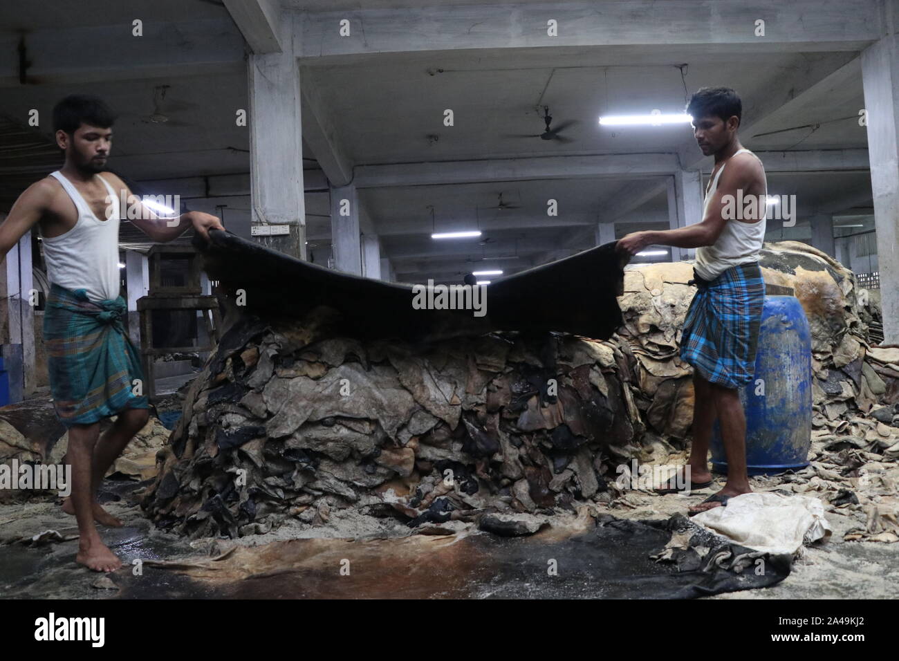 Saver concery workers Dhaka,Bangladesh 2019: I conciatori del Bangladesh lavorano cuoio grezzo all'interno di una fabbrica nella zona di conceria Saver di Dhaka, Bang Foto Stock