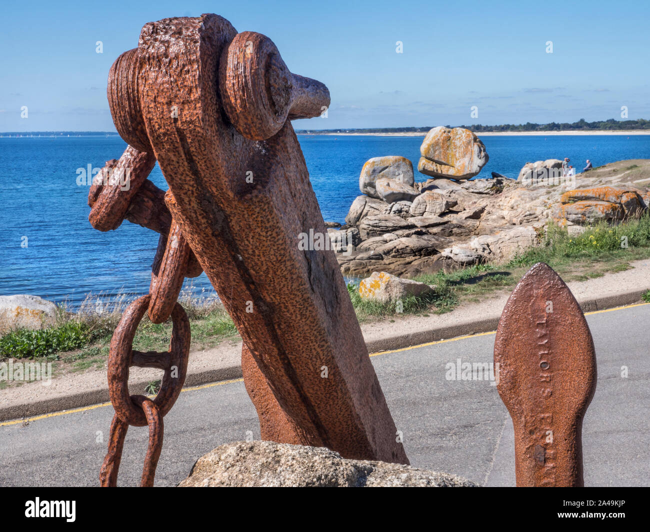 Rocce Trevignon navi funzione di ancoraggio con straordinaria Pointe de Trevignon costiere di bilanciamento rock formazione Oceano Atlantico Finistere Bretagna Francia Foto Stock