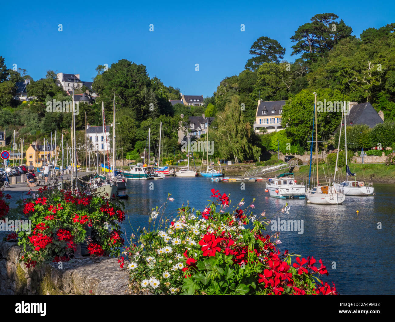 Pont-Aven Brittany floral sunny scena di paesaggio con barche a vela e le case sulle rive del fiume Aven dipartimento di Finistère Bretagna Francia Foto Stock