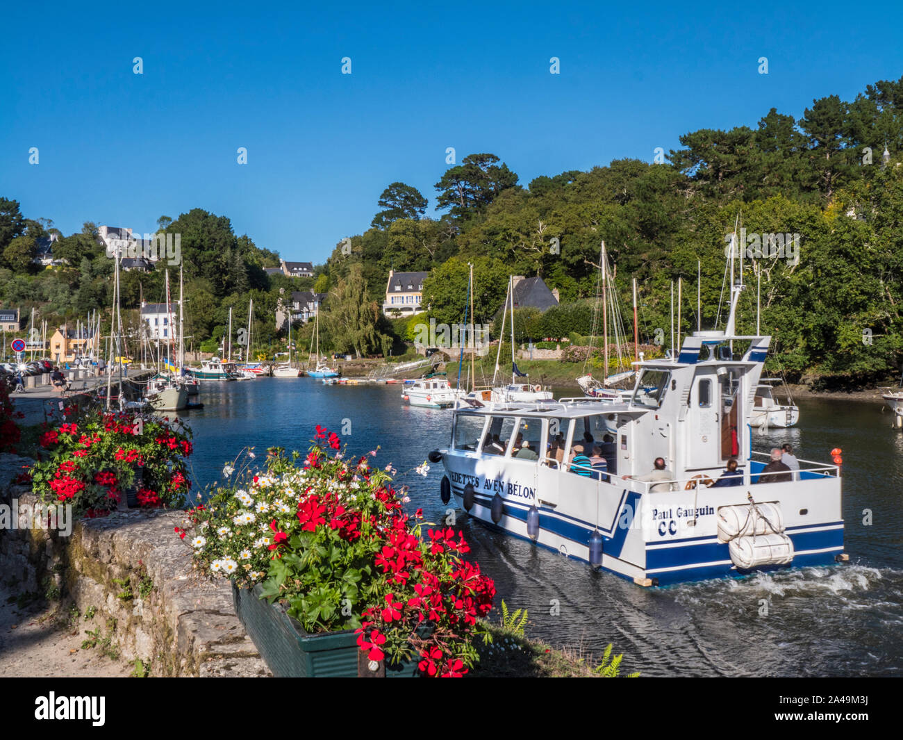 Pont-Aven Brittany scena con porta Belon Ferry Boat & barche a vela e le case sulle rive del fiume Aven dipartimento di Finistère Bretagna Francia Foto Stock