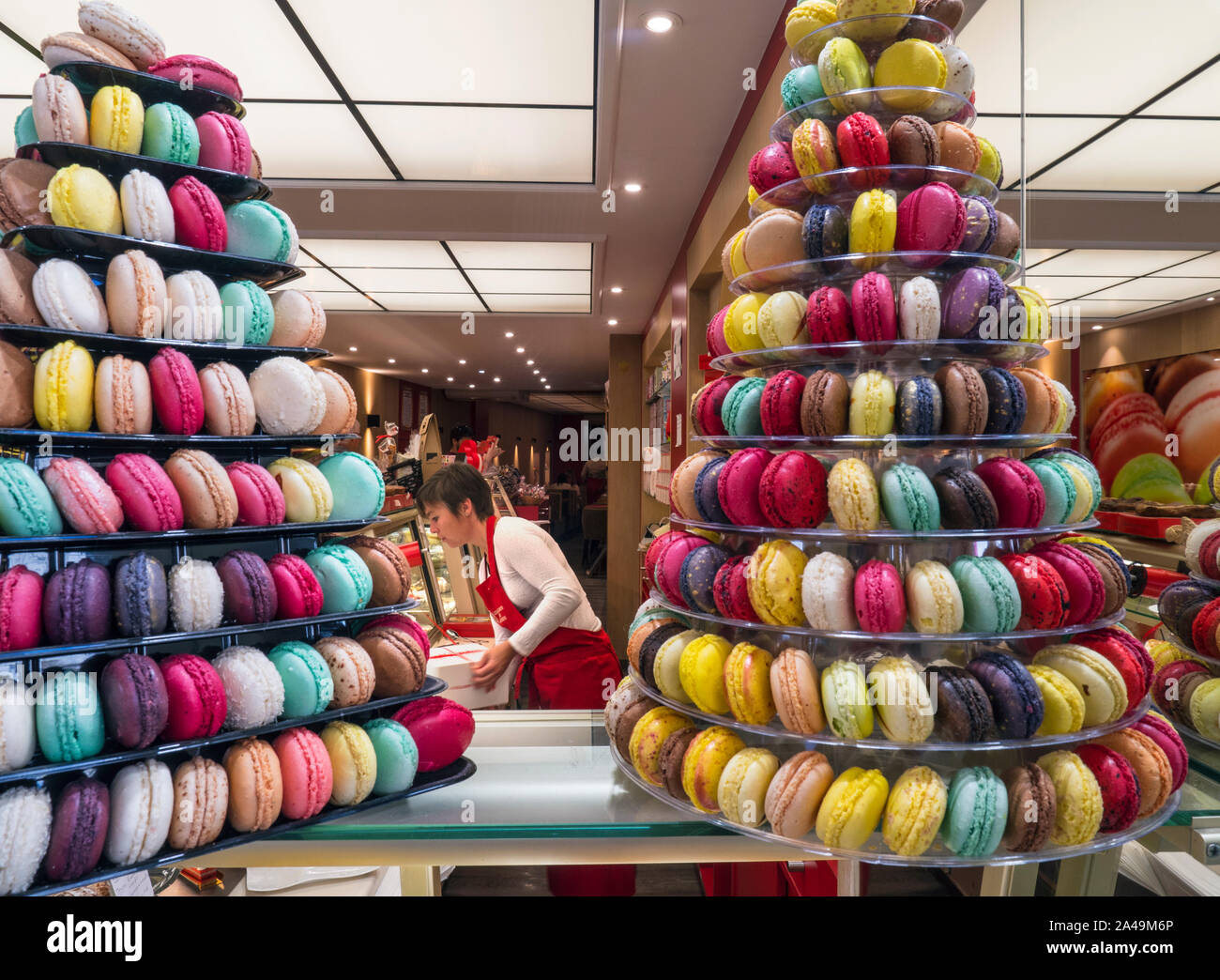 Amaretti pasticceria Philomene Macaronerie cake shop con display a colori di macarons (amaretti) Quimper il vecchio quartiere di Rue Kereon Bretagna Francia Foto Stock