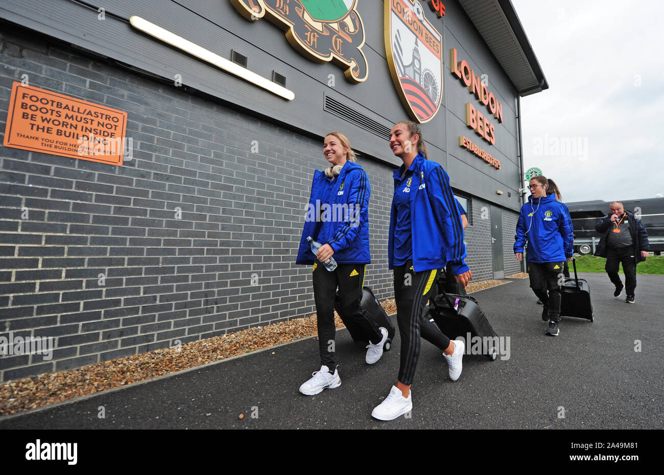 Il Manchester United giocatori entrano il terreno prima che le fa donna Super League match all'alveare, Barnet. Foto Stock