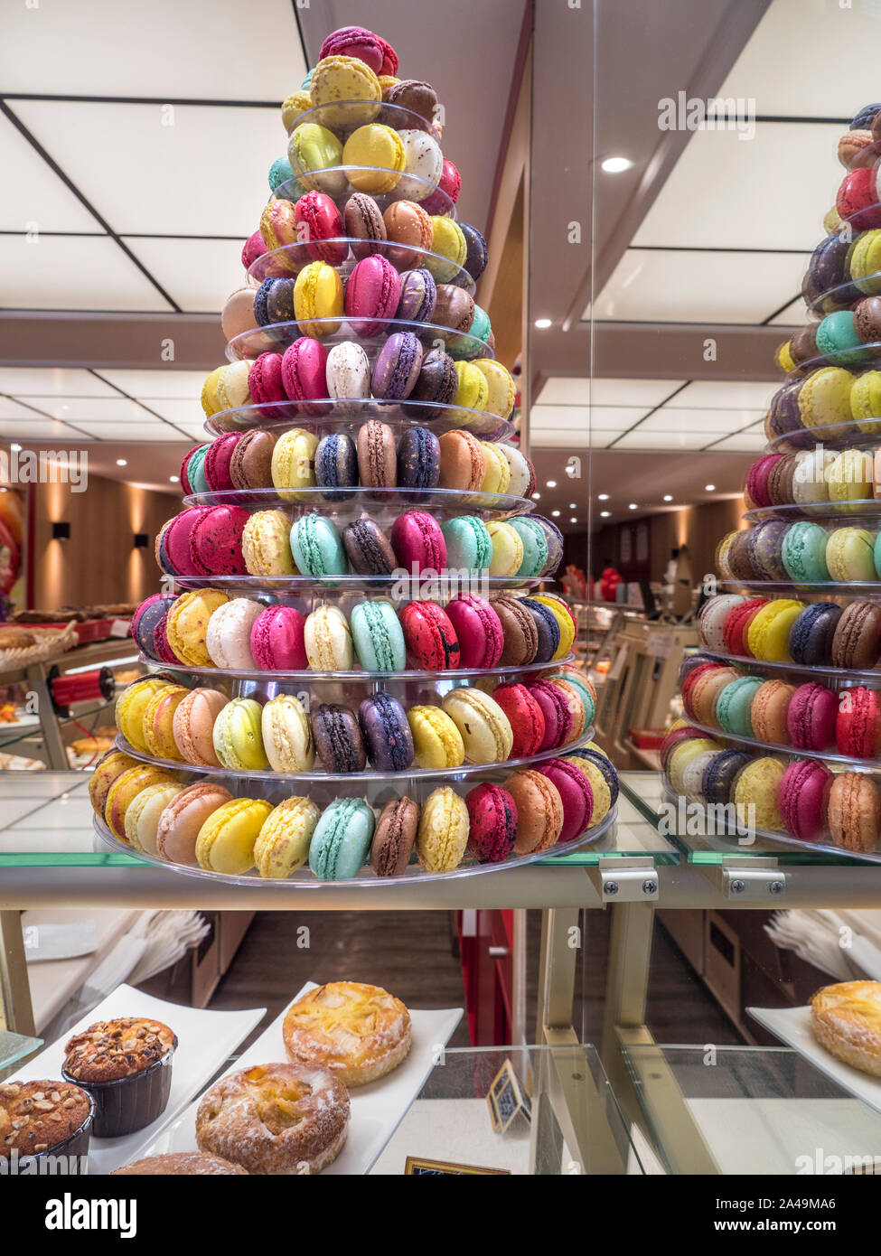 Pasticceria FRANCESE BOULANGERIE Philomene Macaronerie shop & display a colori di macarons (amaretti) Quimper il vecchio quartiere di Rue Kereon Bretagna Francia Foto Stock