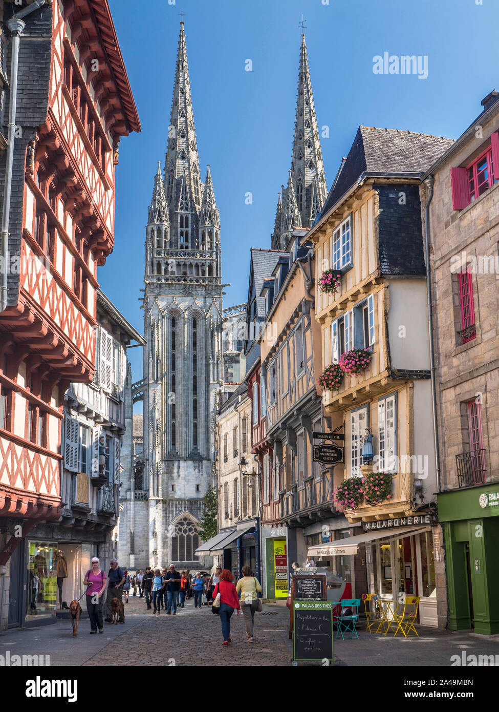 Quimper Brittany il vecchio quartiere di Rue Kereon QUIMPER guglia della cattedrale in background. I visitatori godere di passeggiate sulla storica strada di ciottoli. Quimper Francia Foto Stock