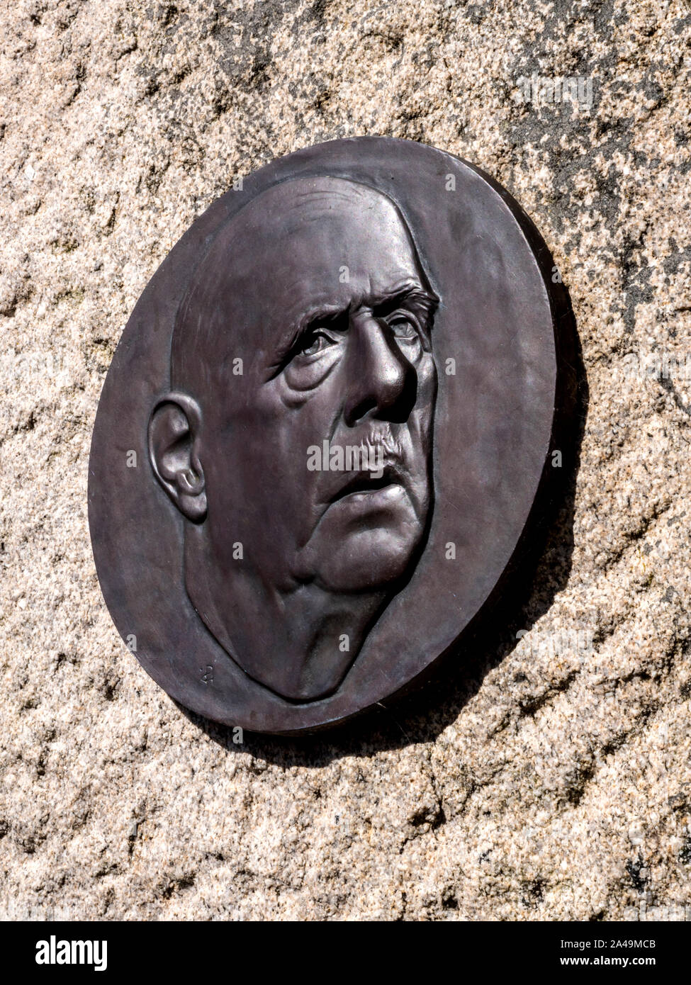 Il Generale Charles de Gaulle targa di bronzo sulla pietra commemorativa pilastro ricordando il suo 1944 WW2 discorso a Place Charles de Gaulle Quimper Francia Foto Stock