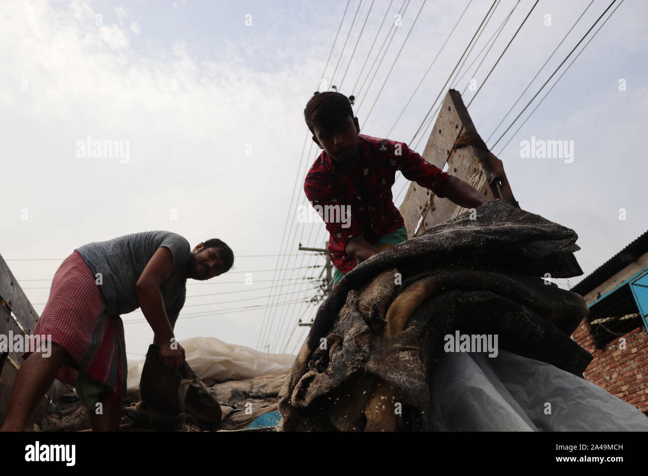 Saver concery workers Dhaka,Bangladesh 2019: I conciatori del Bangladesh lavorano cuoio grezzo all'interno di una fabbrica nella zona di conceria Saver di Dhaka, Bang Foto Stock