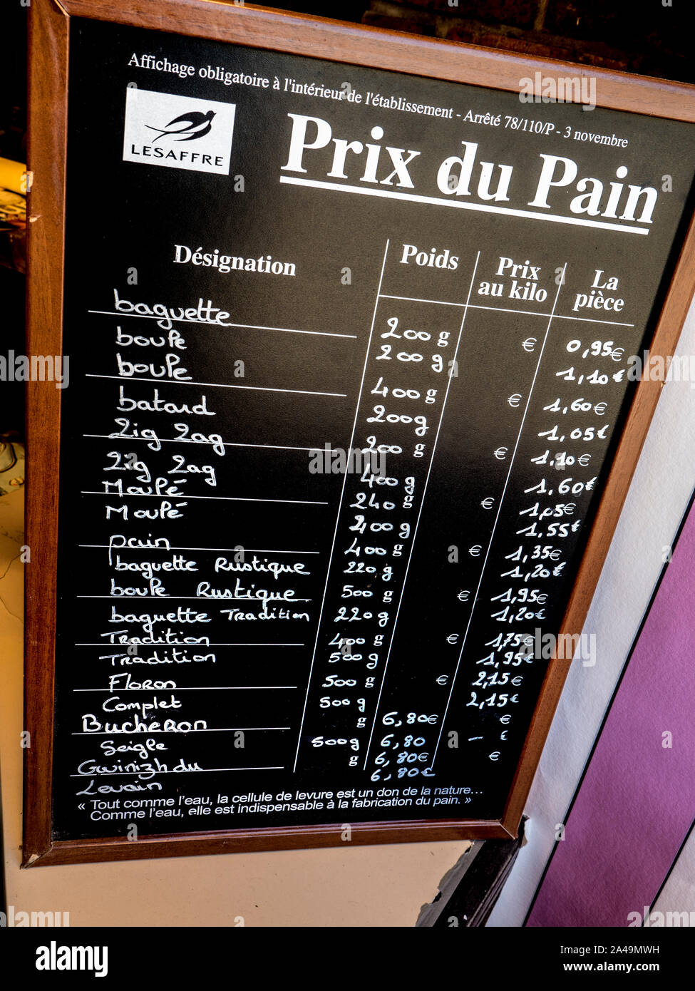 Blackboard prix du Pain pane baguette varietà listino prezzi in euro per grammi in francese Boulangerie Patisserie ingresso Moëlan-sur-Mer, Bretagna Francia Foto Stock