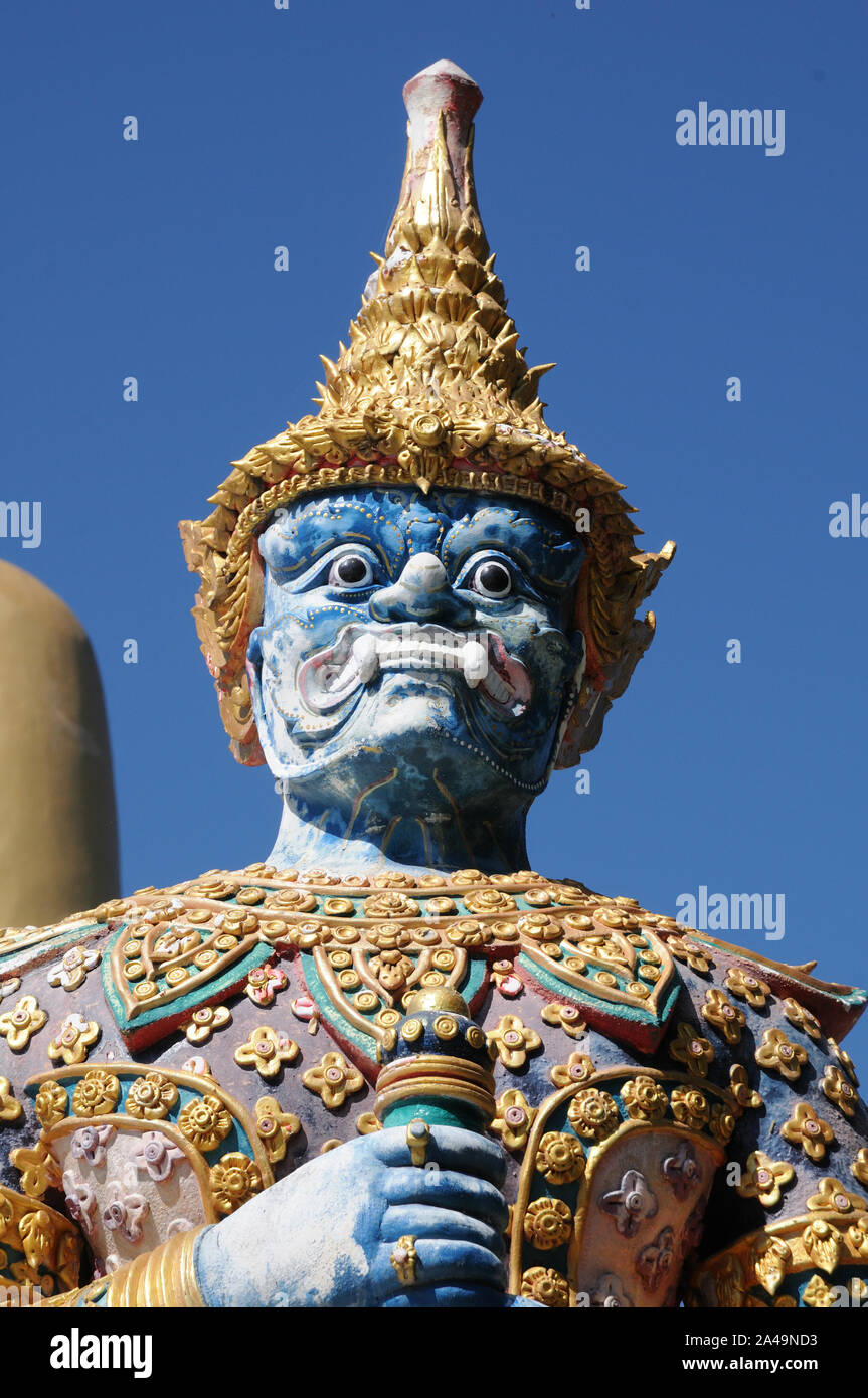 Dvarapala, altrimenti conosciuto come dvarpalaka, a Wat Phra That Doi Kham, Chiang mai, Tailandia Foto Stock
