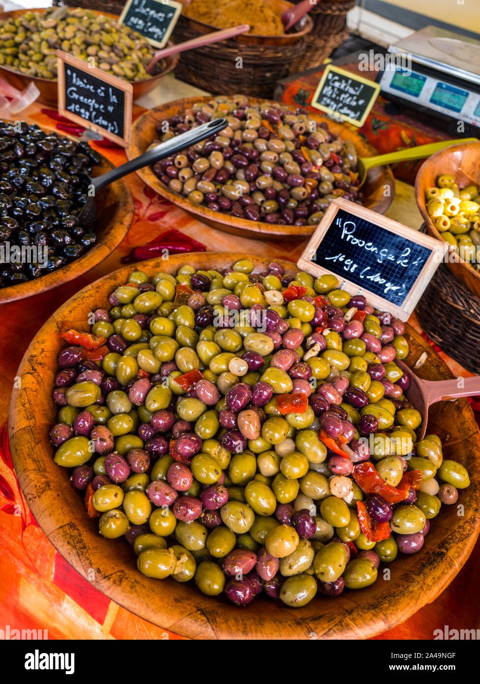 Olive PROVENCALE bretone di stallo di mercato la vendita di una varietà di  olive con Provencale olive in primo piano in primo piano Mix provenzale di  olive ('Melange Provencal" in francese) nella