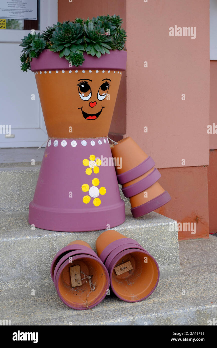 Vaso decorativo donna con sorridendo felice faccia dipinta seduto su un ristorante fuori porta lenti Zala county Ungheria Foto Stock