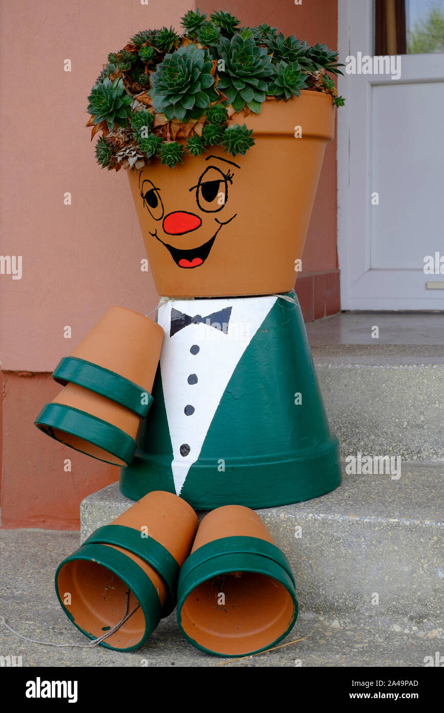 Vaso decorativo uomo con sorridendo felice faccia dipinta seduto su un ristorante fuori porta lenti Zala county Ungheria Foto Stock