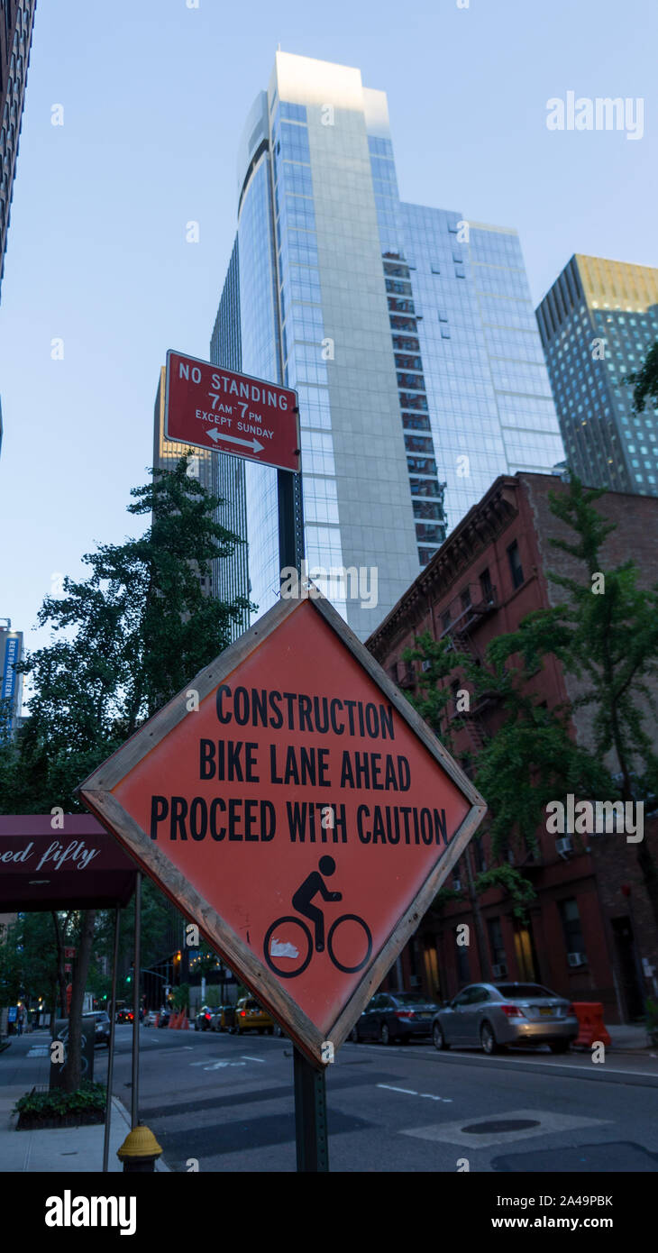 Costruzione Pista Ciclabile prima di procedere con cautela a firmare in New York Manhattan East Foto Stock