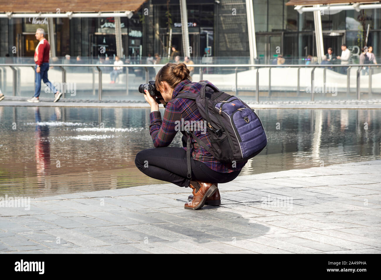 MILANO ITALIA , 13 .Marzo 2019 : photografer fare una foto di turisti in un nuovo quartiere finantial Foto Stock