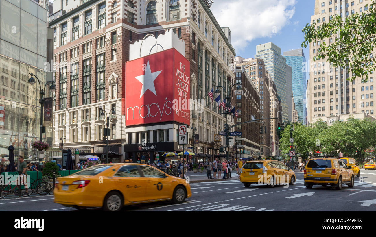 Iconico yellow cabs o i taxi di New York a Manhattan davanti a Macy's su Broadway Foto Stock