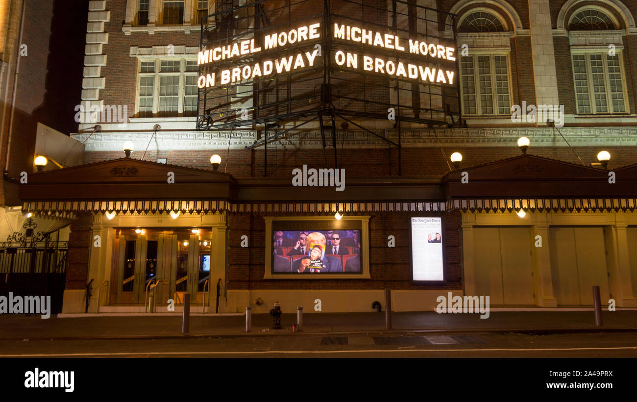 Michael Moore su Broadway visualizza pubblicità a New York, di notte Foto Stock