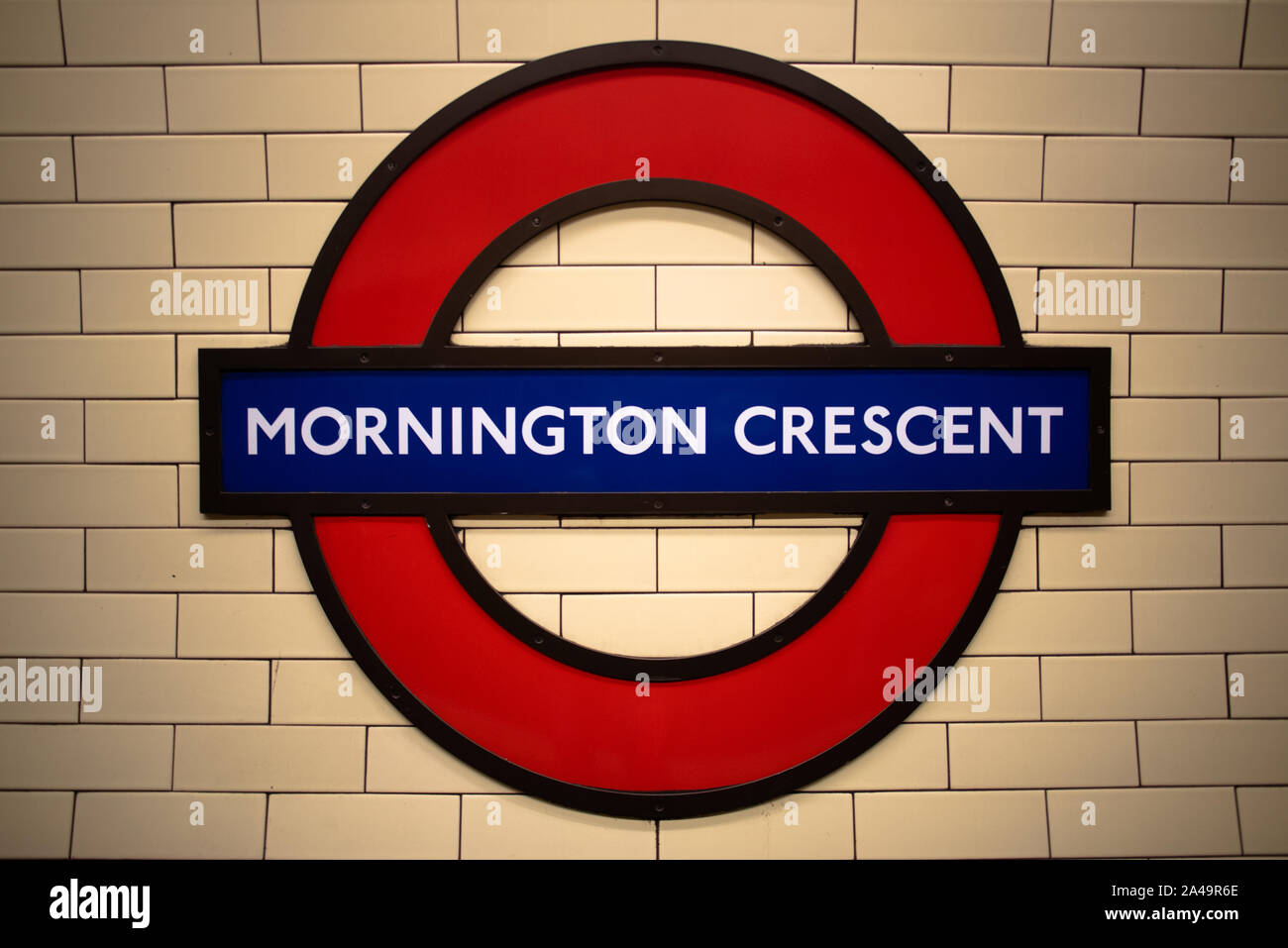 London, Regno Unito - 15 Settembre 2019: l'ecru piastrelle e segno di Mornington Crescent, una stazione della metropolitana in NW1. Foto Stock