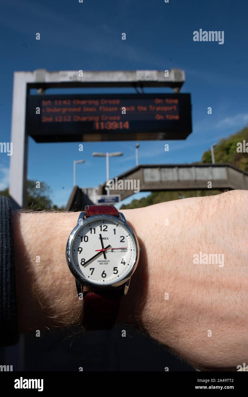 Kent, Regno Unito - 15 Settembre 2019: un close-up di un orologio che viene controllato prima che un treno arriva alla stazione Knockholt. Foto Stock