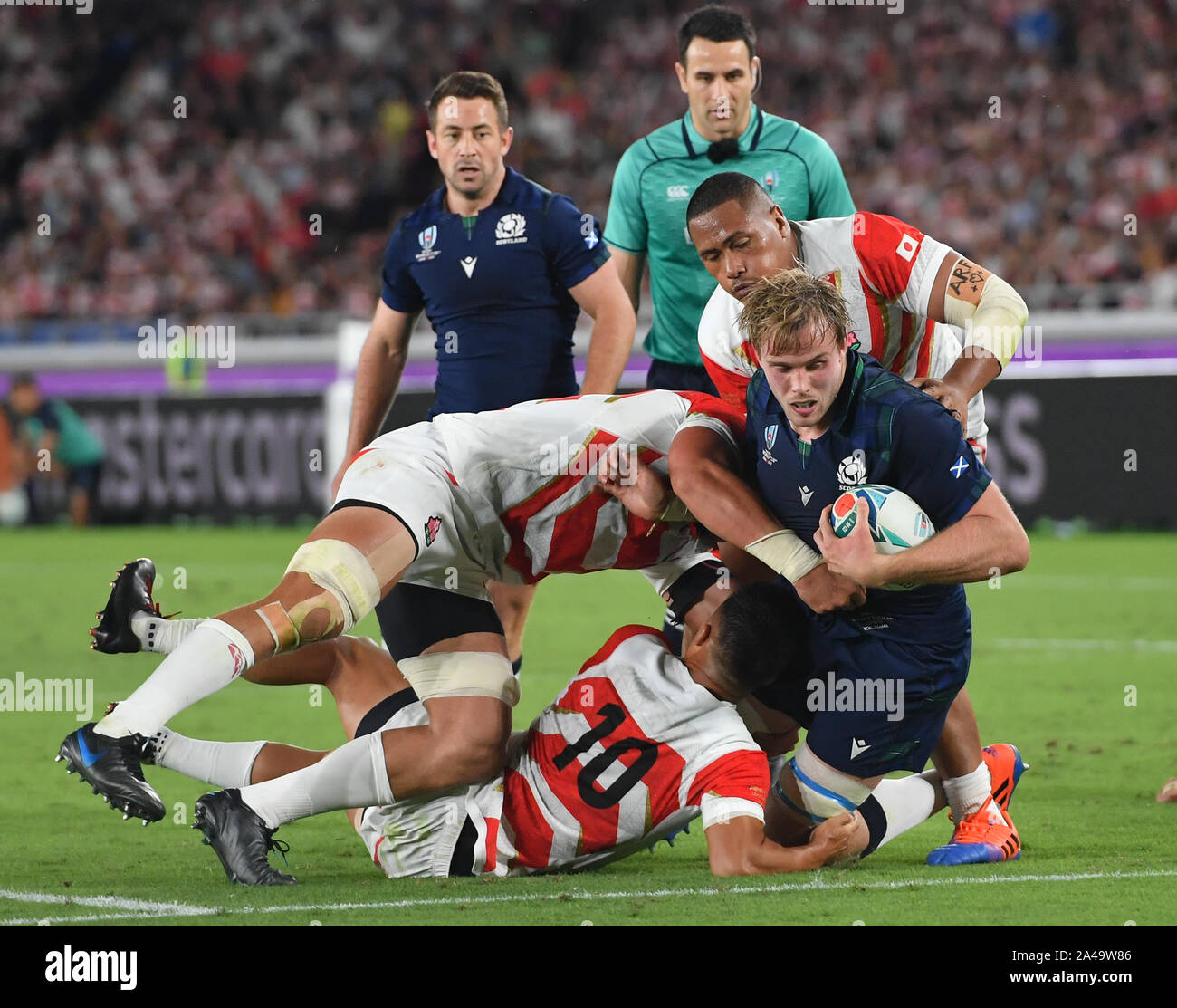 Scozia Jonny grigio è tenuto a breve della linea durante il 2019 Rugby  World Cup match contro il Giappone a Yokohama Stadium Yokohama Foto stock -  Alamy