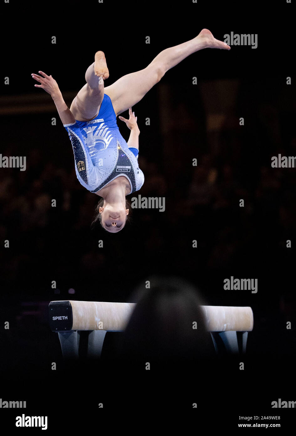 Stuttgart, Germania. Xiii oct, 2019. Ginnastica: campionati del mondo, apparecchi finali, le donne. Sarah Voss dall Germania sta facendo ginnastica sulla trave di equilibrio. Credito: Tom Weller/dpa/Alamy Live News Foto Stock