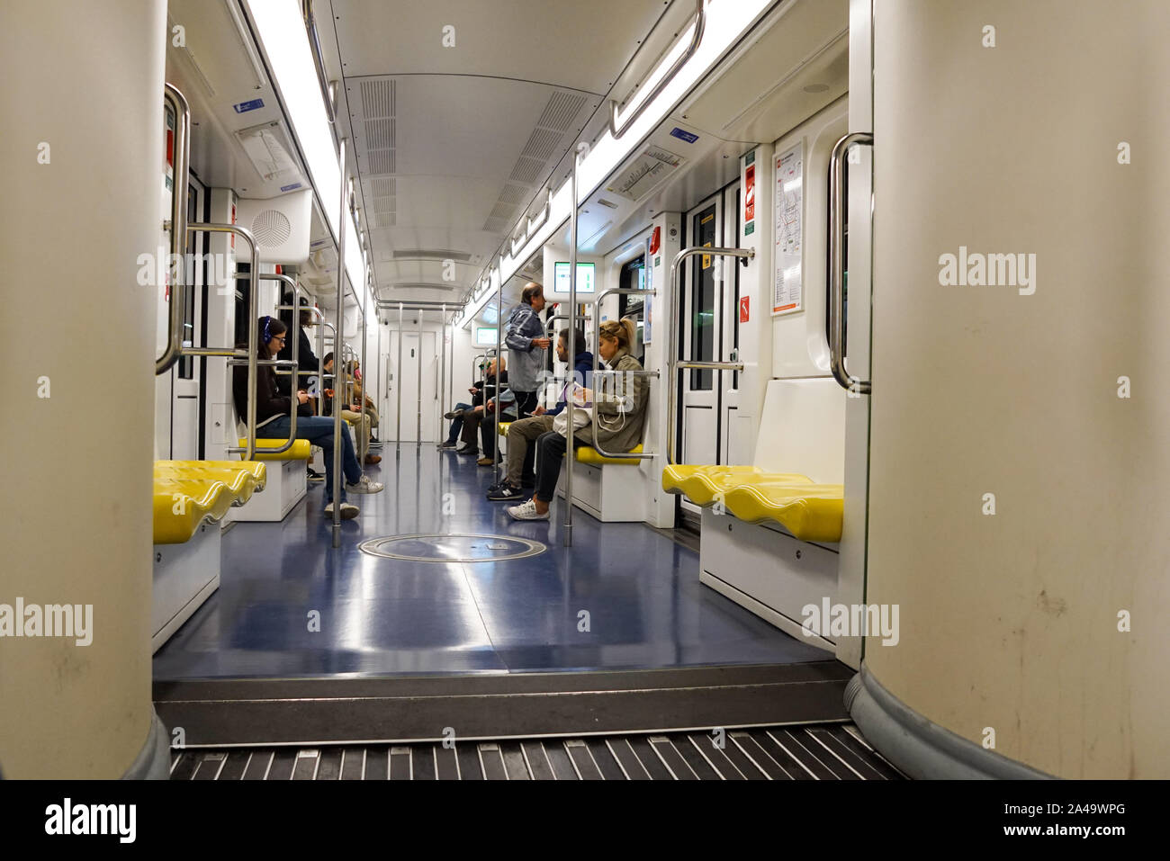 Milano, Italia - Aprile 2019 : Persone in treno della metropolitana aprile 2019 sulla metropolitana Milano Foto Stock