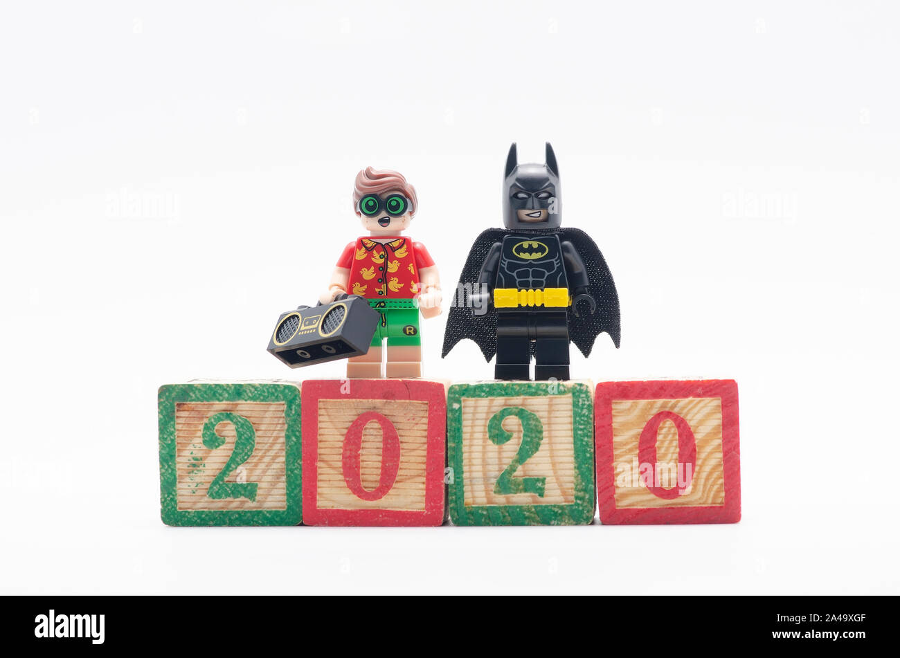 Lego Batman e Robin per celebrare l'anno 2020. Lego minifigures sono fabbricati da Lego. Foto Stock