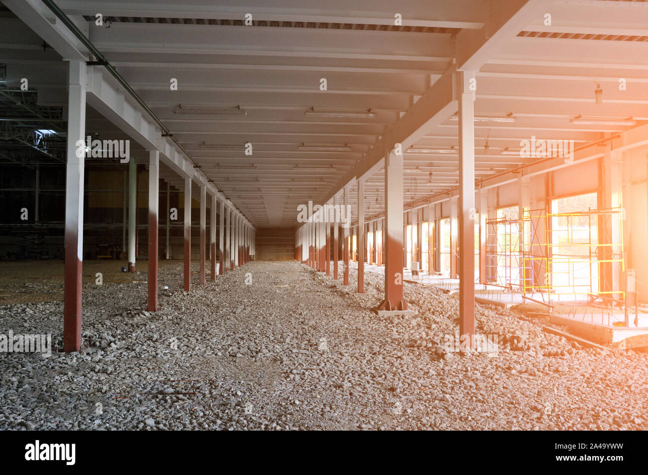 Costruzione di un complesso di magazzini, vista dall'interno. Le colonne sono installati, pietrisco è prevista sul pavimento. Foto Stock
