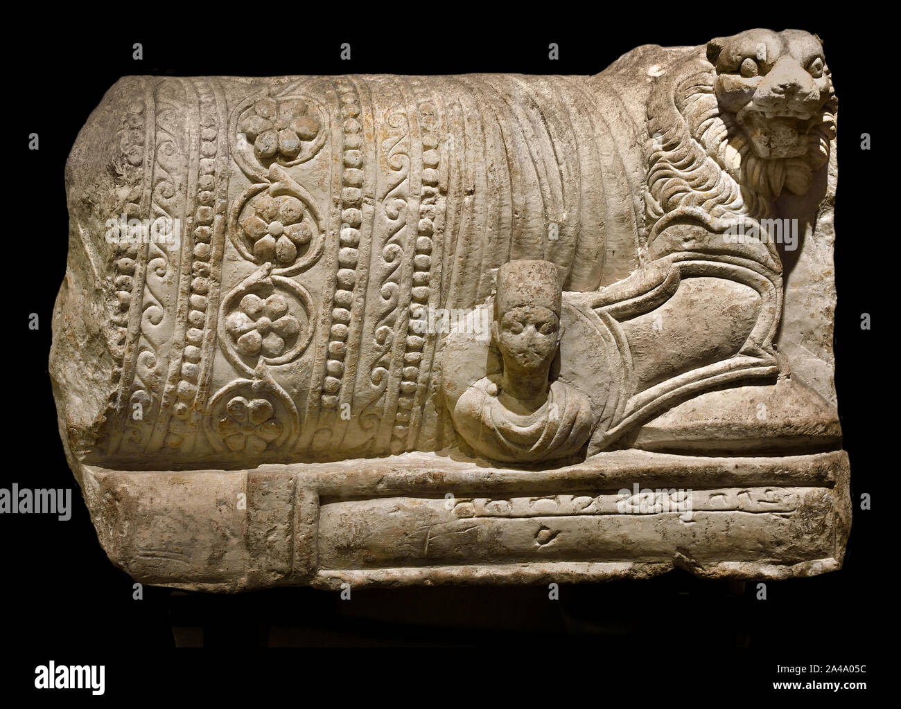 Rilievo funerario del III secolo D.C. Palmyra (antica Tadmor), Siria, calcare (elemento di un sarcofago.) Banchetto adornata con un busto di un uomo che indossa la pettinatura cilindrico. Foto Stock