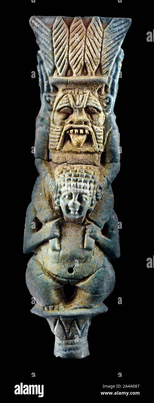 Il dio egizio Bes, protettore delle famiglie sulle spalle di sua moglie afflitta, Egitto, egiziano. Foto Stock