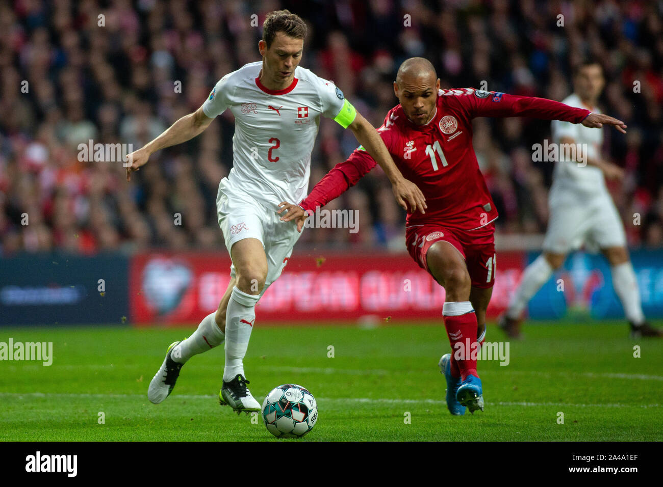 Copenhagen, Danimarca. Xii oct, 2019. Danimarca, Copenaghen. 12th, ottobre 2019. Stephan Lichtsteiner (2) della Svizzera e Martin Braithwaite (11) della Danimarca visto durante l'EURO 2020 qualifier match tra la Danimarca e la Svizzera a Telia Parken di Copenaghen. (Photo credit: Gonzales foto/Alamy Live News Foto Stock