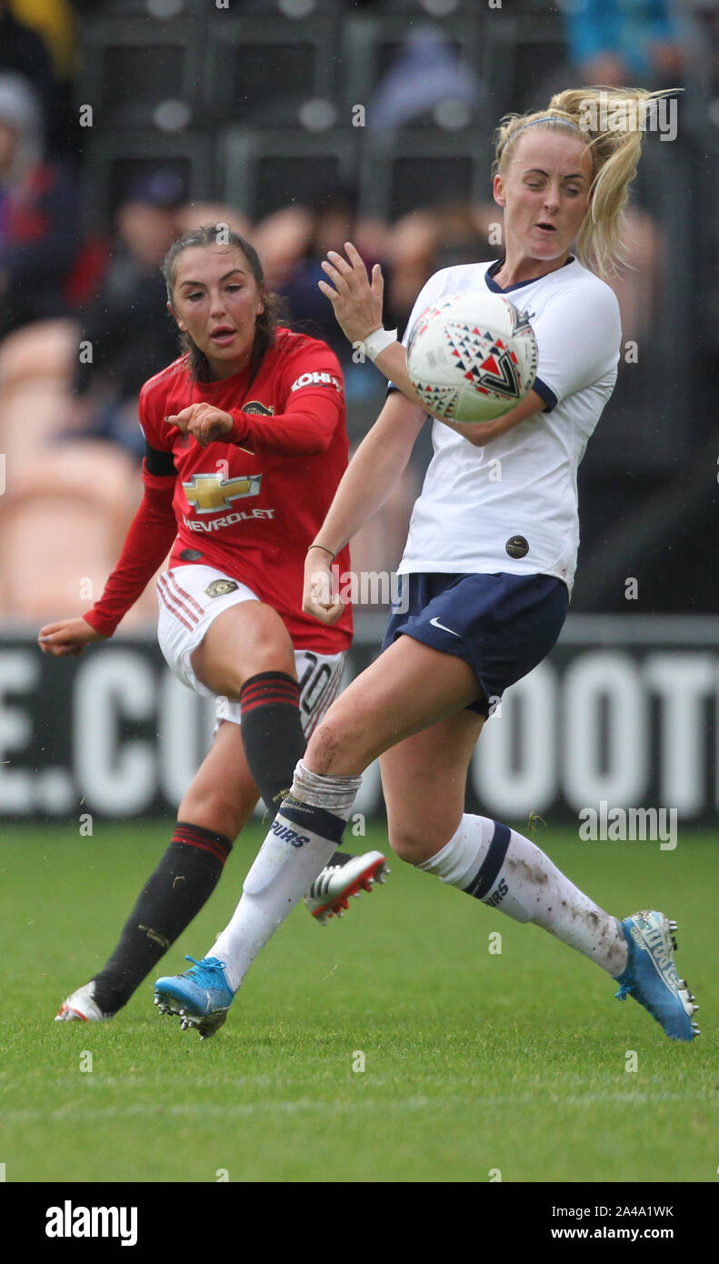 Il Manchester United Katie Zelem (sinistra) e Tottenham Hotspur di Chloe Peplow battaglia per la sfera durante la FA DONNA Super League match all'alveare, Barnet. Foto Stock