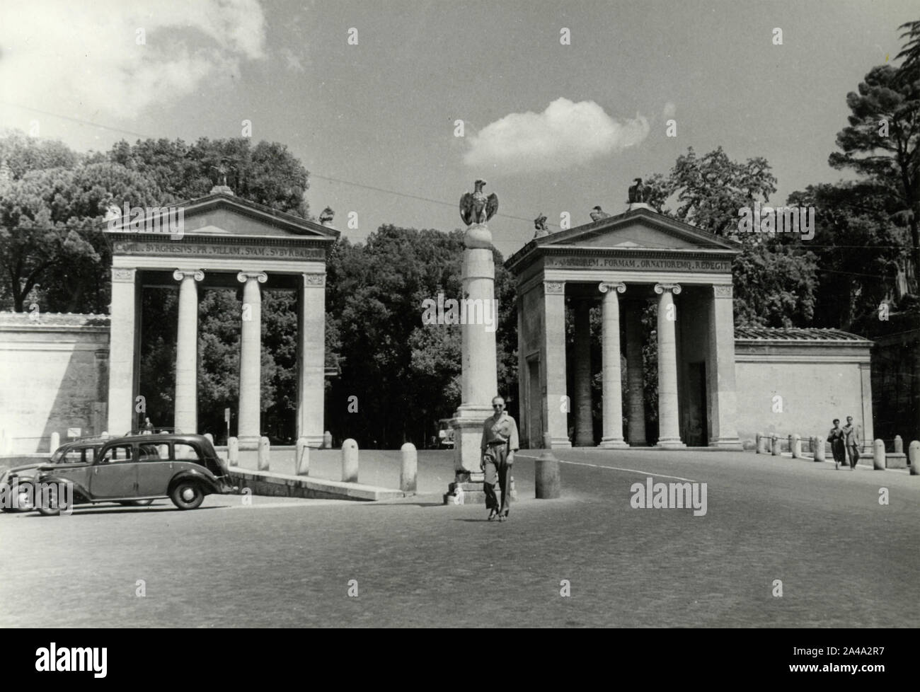L'ingresso di Villa Borghese, Roma, Italia degli anni sessanta Foto Stock