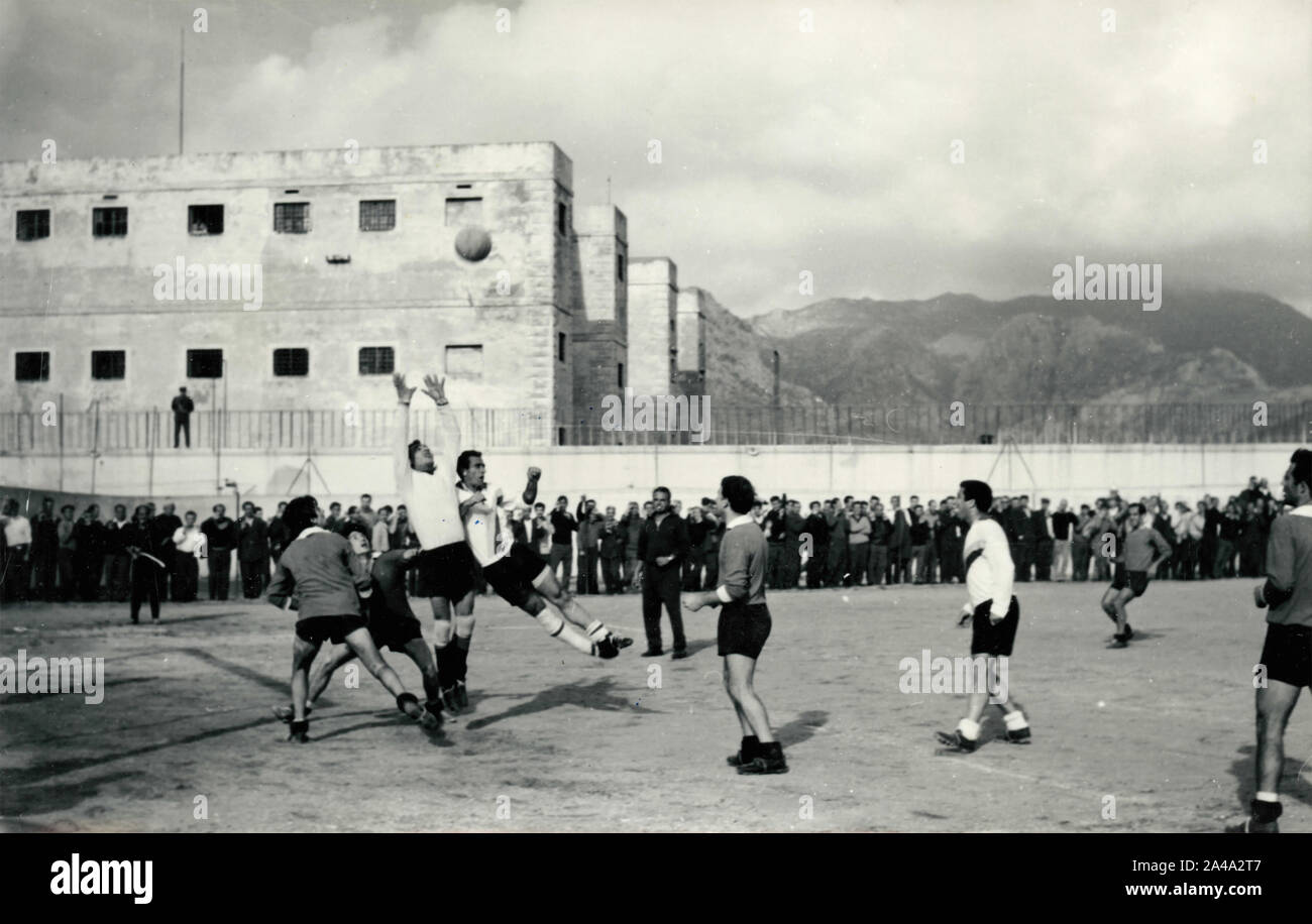 I forzati a giocare una partita di calcio, Porto Azzurro, Italia degli anni settanta Foto Stock