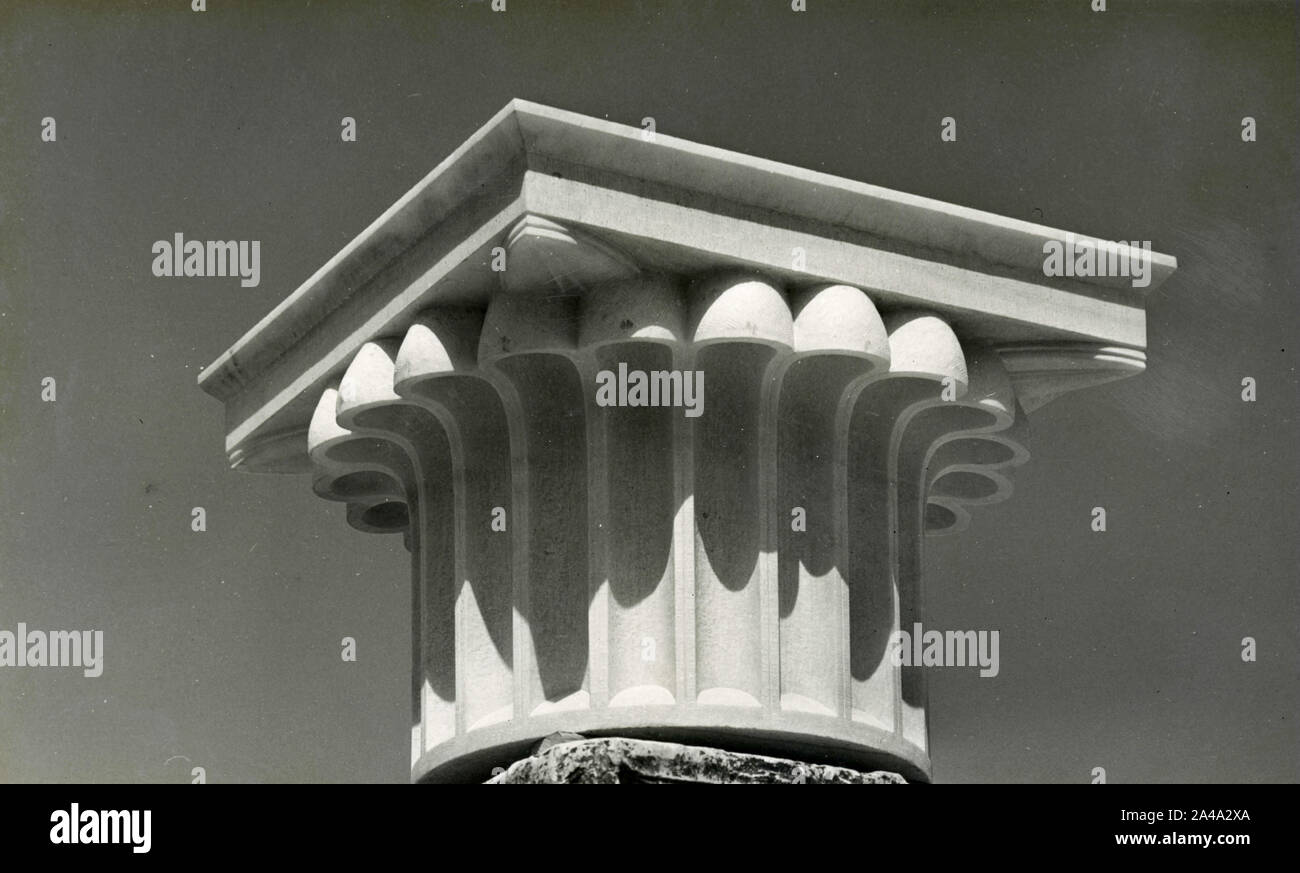 Il greco capitello dorico ricostruzione su colonna vecchia, 1930s Foto Stock
