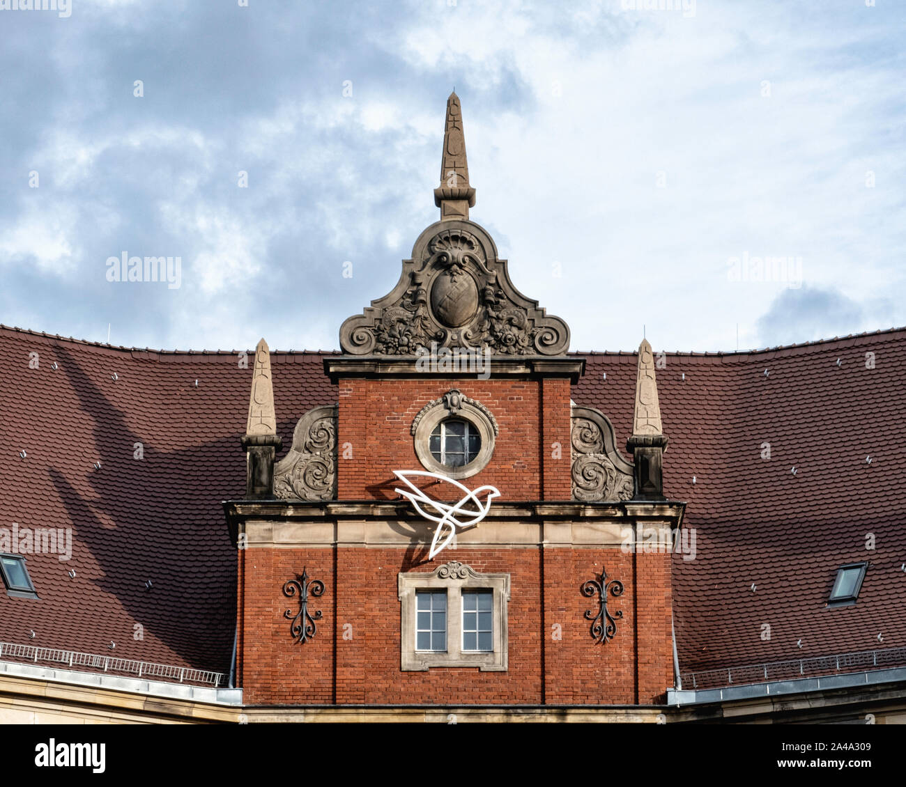 Alte Post. Elencate storico edificio dell'ufficio postale in Neukolln, Berlino. Palazzo dei primi del Novecento ora appartamenti e spazio in ufficio Foto Stock