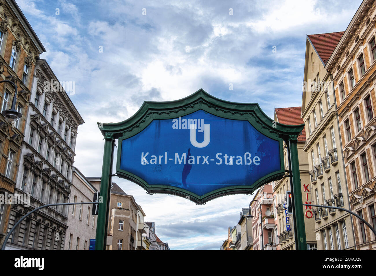 Karl Marx Strasse della U-Bahn metropolitana stazione ferroviaria nel quartiere Neukölln di Berlino. Il nome della stazione & edifici di appartamenti Foto Stock