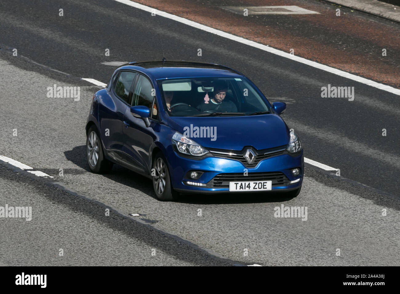 2017 blue Renault Clio Dynamique NAV TCE; Viaggiare sulla autostrada M6 vicino a Preston nel Lancashire, Regno Unito Foto Stock