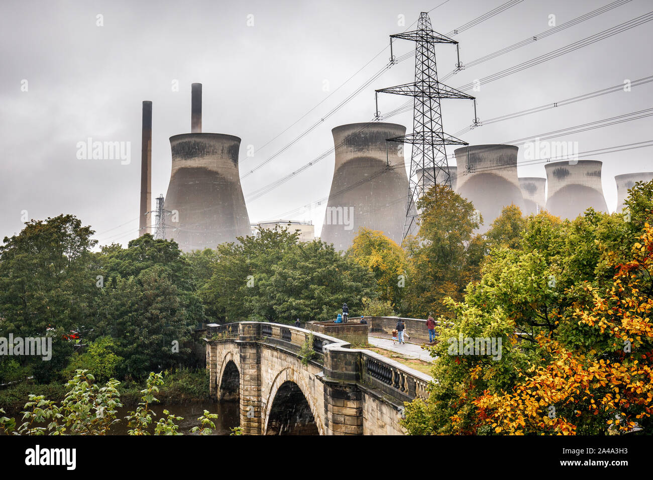 Ferrybridge, vicino a Leeds, Regno Unito. Il 13 ottobre 2019. (Sequenza di sette immagini) Quattro massicce torri di raffreddamento a Ferrybridge C Coal Fired power station sono distrutte in un esplosione controllata. I residenti nelle vicinanze sono stati evacuati e il traffico sulla vicina autostrada M62 è stato portato a un arresto per consentire al piede 375 torri, che hanno retto dal 1966, per essere demolita. Tre torri rimangono per essere demolita in una data successiva. ©Ian Wray/Alamy Live News Foto Stock