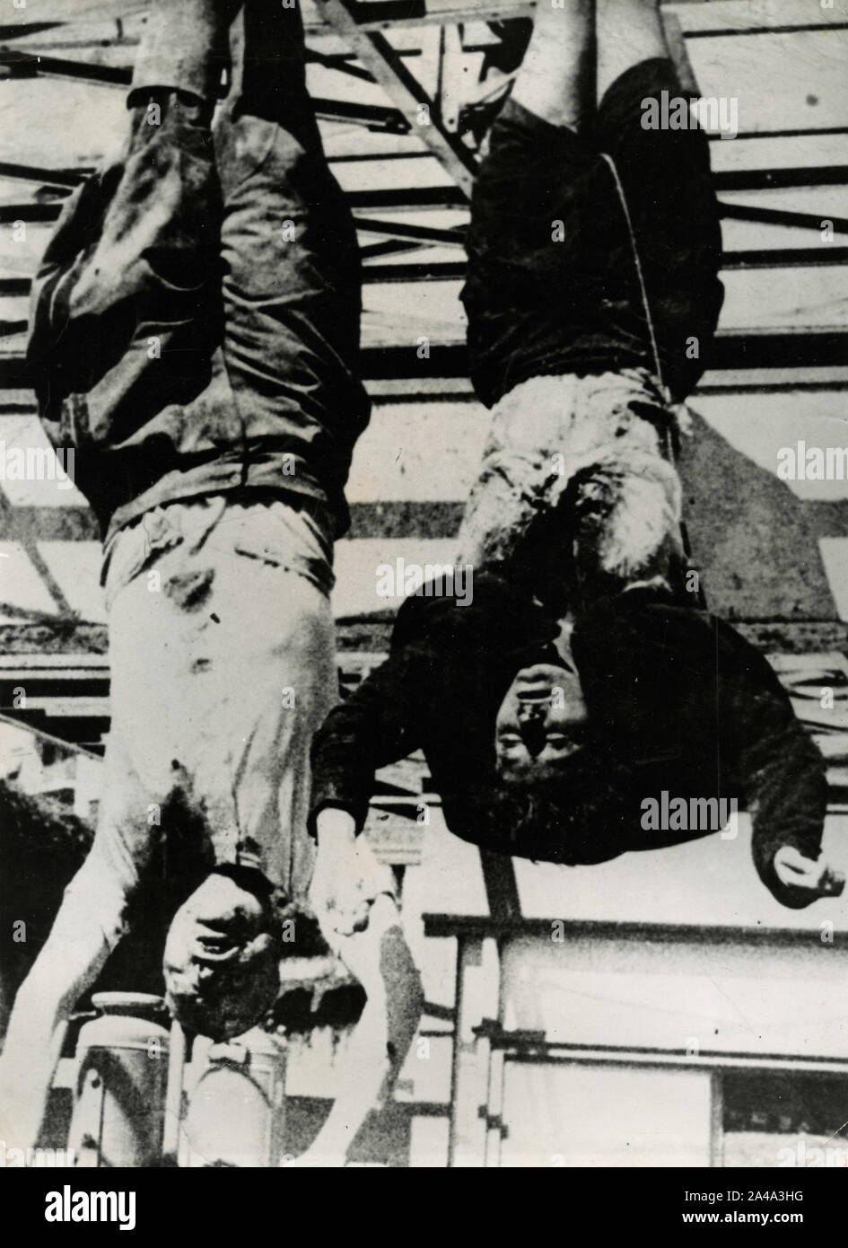 Benito Mussolini e Claretta Petacci appesi capovolti in una stazione di benzina in Piazzale Loreto, Milano, 28 aprile 1945 Foto Stock