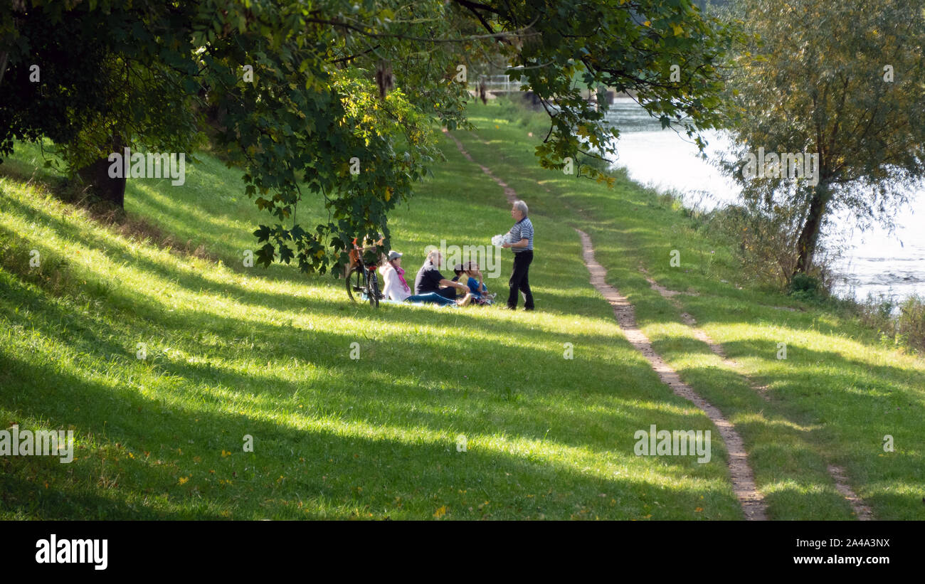 Picnik lungo il fiume su una soleggiata giornata di ottobre Foto Stock