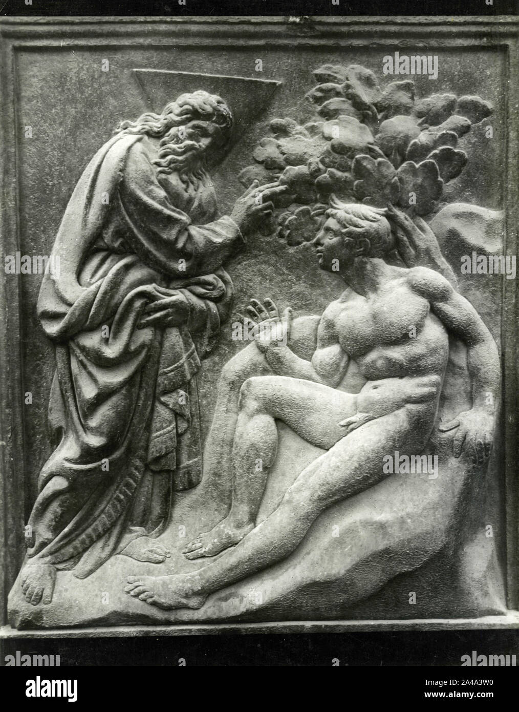 La creazione di Adamo, bassorilievo di artista italiano Jacopo della Quercia, portale principale di San Petronio Chiesa, Bologna, Italia 1930 Foto Stock