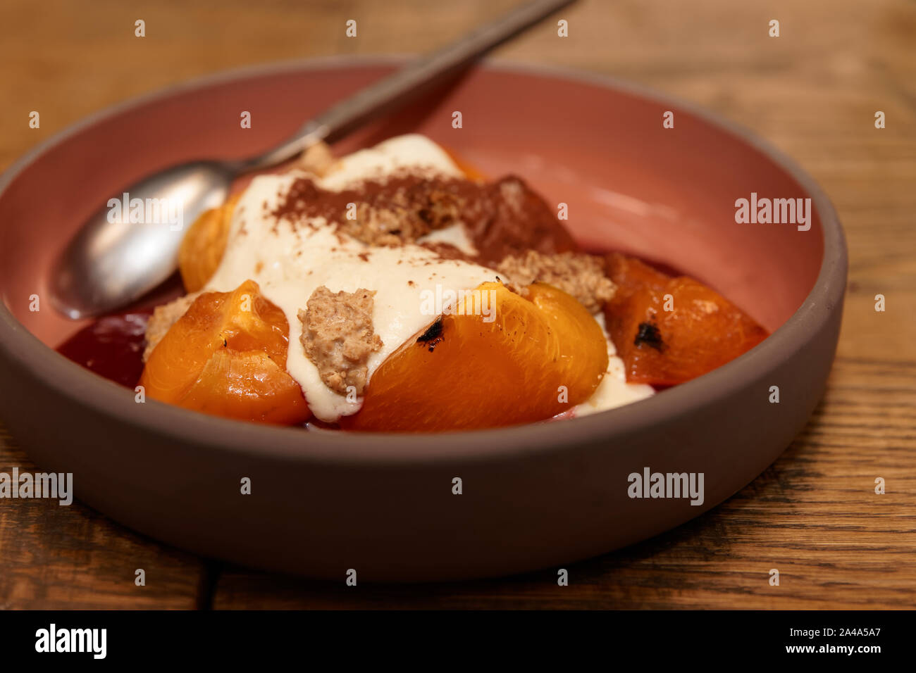 Il dessert con cachi e crema dolce, piatto stagionale Foto Stock