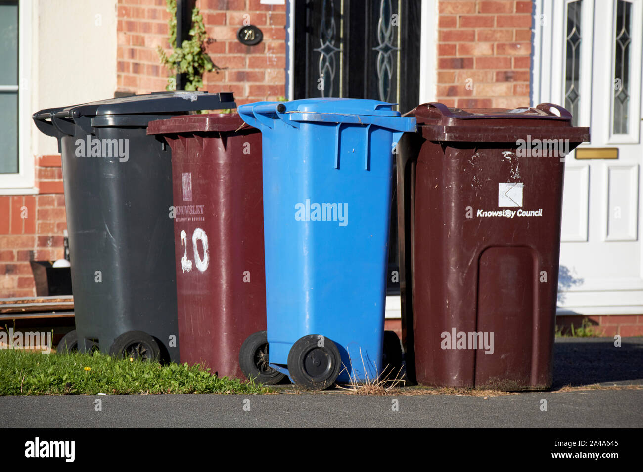 Riciclaggio di vari scomparti wheelie fuori le case di Liverpool England Regno Unito Foto Stock