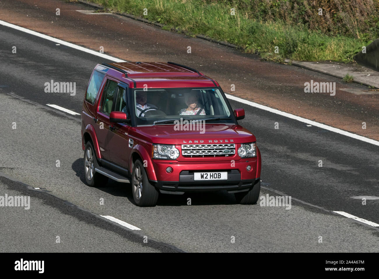 2013 red Land Rover Discovery XS Sdv6 Auto; Viaggiare sulla autostrada M6 vicino a Preston nel Lancashire, Regno Unito Foto Stock