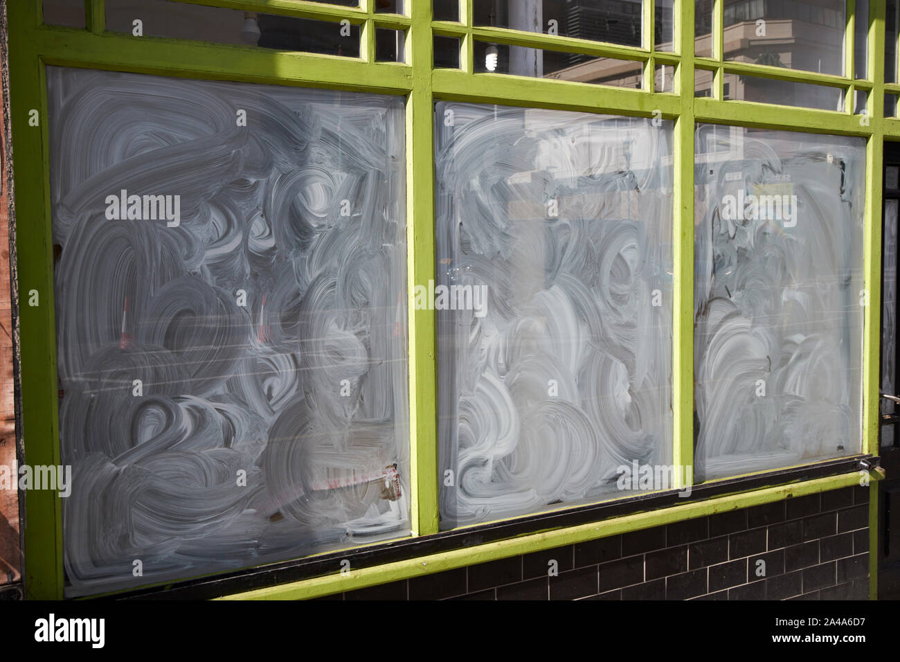 Imbiancati dalla finestra di un negozio chiuso in Liverpool England Regno Unito Foto Stock